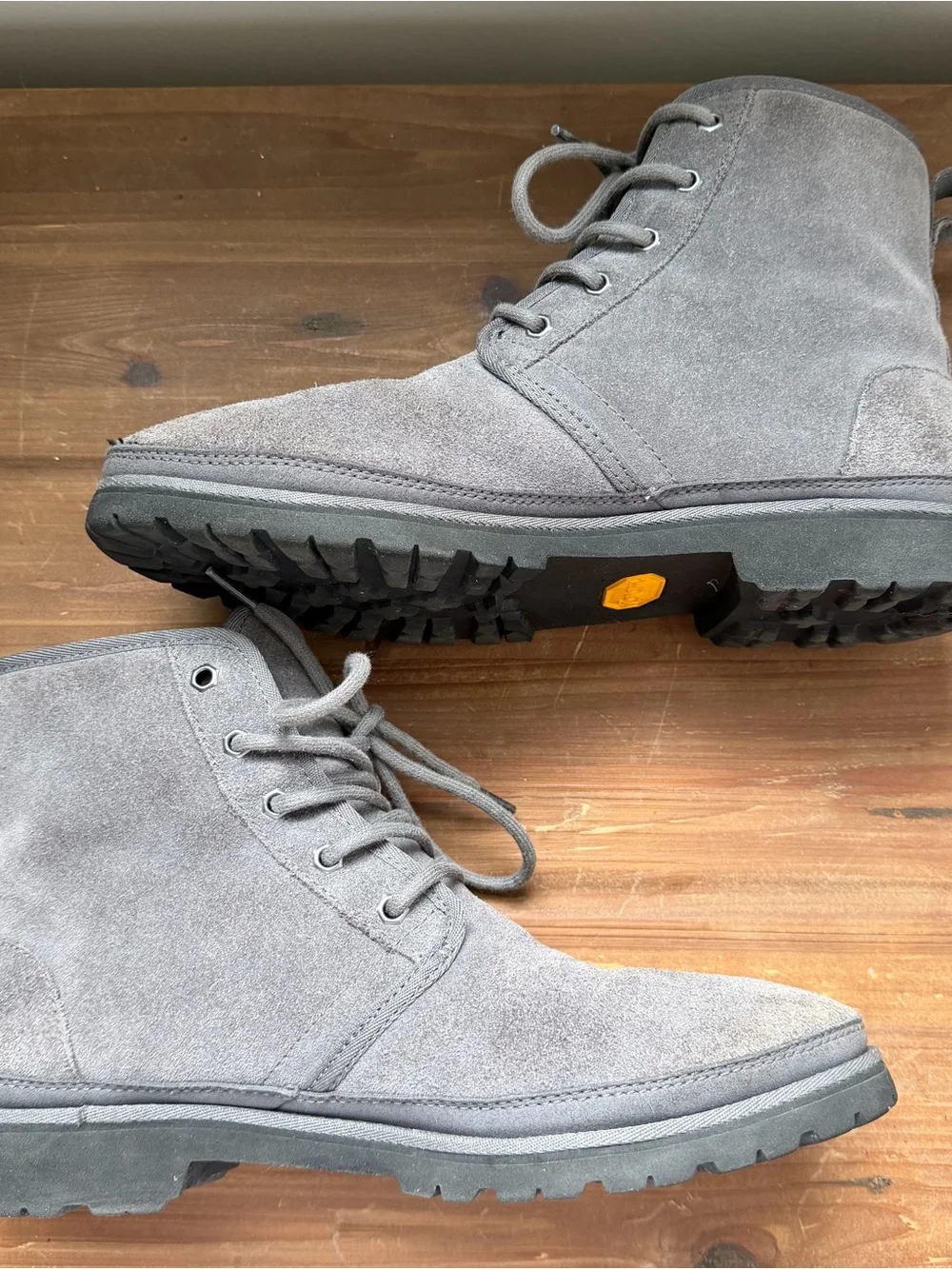 UGG Harkley Charcoal Grey Suede Sheepskin Chukka Desert Boots Shoes Men Size 9.5